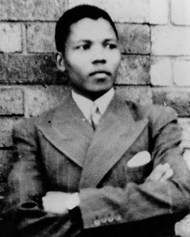 Nelson Mandela tên đầy đủ là Nelson Rolihlahla Mandela, sinh ngày 18/7/1918. Ông là tổng thống Nam Phi đầu tiên được bầu cử dân chủ theo phương thức phổ thông đầu phiếu và cũng là tổng thống da màu đầu tiên của nước này. Ảnh chụp Mandela vào khoảng năm 1937. Ảnh:Wikipedia