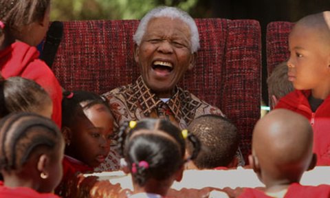Nelson Mandela tổ chức sinh nhật lần thứ 89 tại Quỹ Trẻ em Nelson Mandela ở Johannesburg. Sau khi về hưu, ông đã đóng vai trò tích cực trong nhiều tổ chức xã hội và vì quyền con người. Ảnh: AP