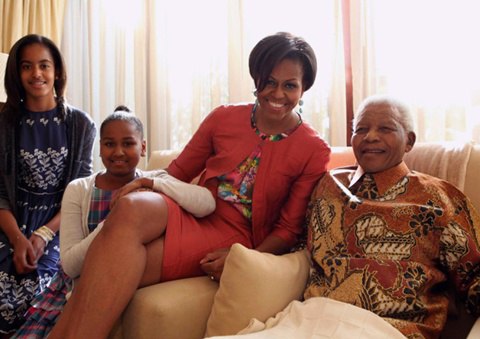 Đệ nhất Phu nhân Mỹ Michelle Obama cùng hai con gái đến thăm Mandela tại nhà ông ở Houghton, Nam Phi hồi tháng 6/2011. Ảnh: AP