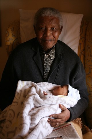 Hồi tháng 9/2011, ông có người chắt thứ 12, mang tên Nkosi Qheya II Zanethemba Mandela. Ảnh:NelsonMandela.org