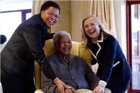 Ngoại trưởng Mỹ Hillary Rodham Clinton gặp cựu tổng thống Nam Phi Nelson Mandela, khi ông 94 tuổi, và vợ Graca Machel tại nhà ở Qunu, Nam Phi hôm 6/8/2012.  Mandela qua đời tối 5/12 tại nhà trong vòng tay của gia đình, thọ 95 tuổi. Ảnh: AP