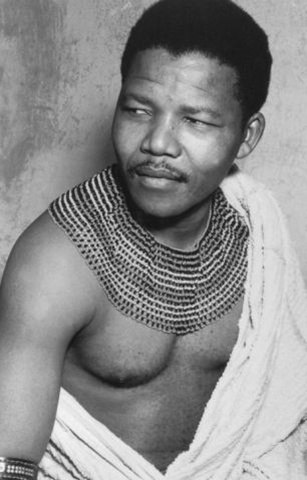 Trước khi thành tổng thống, Mandela là nhà hoạt động chống chủ nghĩa phân biệt chủng tộc Apartheid và là người đứng đầu phái vũ trang của Đảng Quốc Đại (ANC).