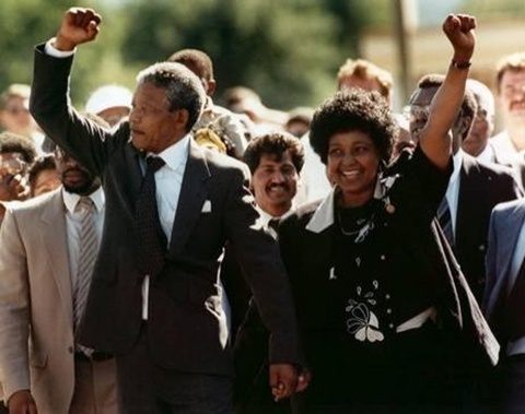 Mandela và vợ Winnie hôm 19/2/1990 tay trong tay, giơ nắm đấm lên cao khi ông được thả khỏi nhà tù Victor ở Cape Town, Nam Phi. Ảnh: AP