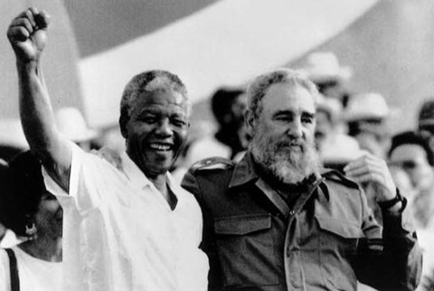 Chủ tịch Cuba Fidel Castro và Nelson Mandela trong lễ kỷ niệm 