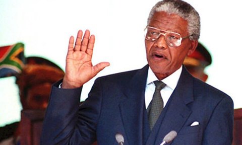 Nelson Mandela trong lễ nhậm chức tổng thống năm 1994, ở tuổi 75. Ảnh: AFP