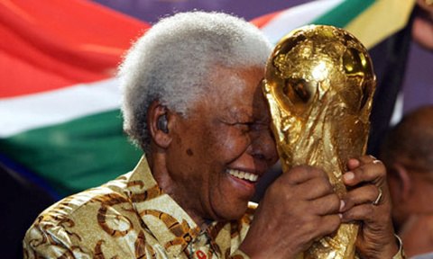 Cựu tổng thống Nam Phi nắm chặt chiếc cúp vàng World Cup năm 2004 khi nước này được đăng cai World Cup 2010. Ảnh: AP