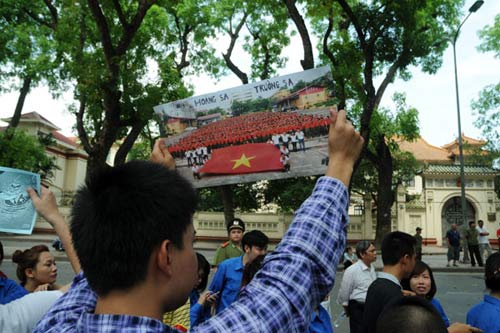 Người dân tập trung trước cửa Đại sứ quán Trung Quốc ở Hà Nội để phản đối hành động ngang ngược của Trung Quốc