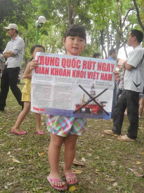 Một em nhỏ cầm trên tay băng rôn mang dòng chữ: Trung Quốc rút ngay giàn khoan khỏi Việt Nam