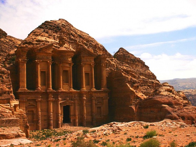 Petra ở Jordan là thành phố thủ phủ của vùng Nabateans. Thành phố cổ nổi tiếng này được dựng lên từ những khối đá sa thạch màu đỏ.