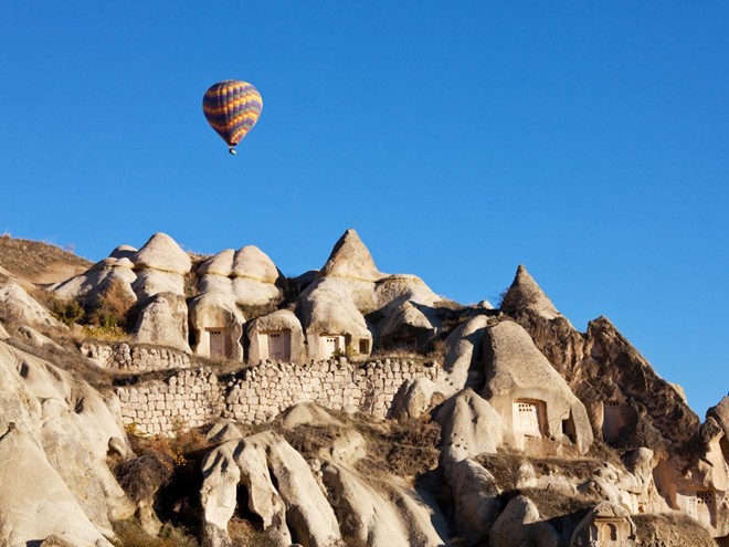 Thung lũng Cappadocia ở Thổ Nhĩ Kỳ là quê hương của những căn nhà trong hang hàng nghìn năm tuổi. 