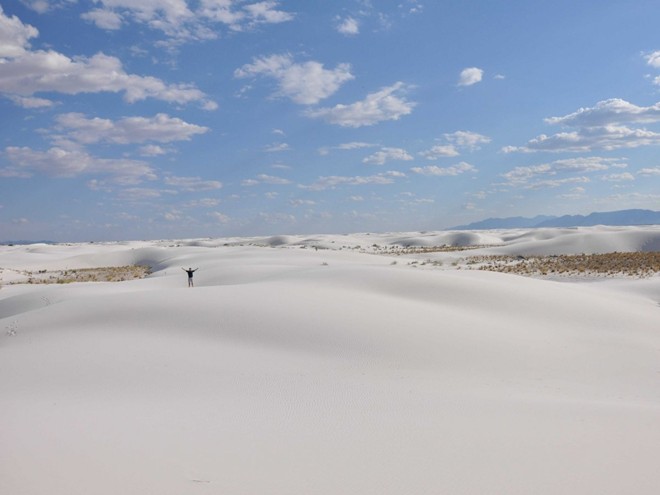 Cồn cát thạch cao trắng tại Công viên Quốc gia White Sands ở New Mexico trông giống như tuyết. Nó nằm trong sa mạc có diện tích khoảng 400 km2.