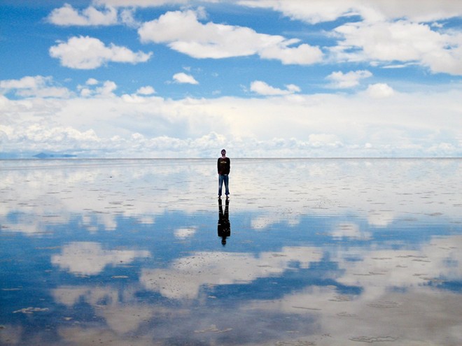 Trong mùa mưa, sa mạc muối Salar de Uyun ở Bolivia có một lớp nước mỏng trên bề mặt và biến thành tấm gương phản chiếu tuyệt đẹp.