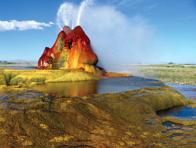 Mạch nước phun Fly Geyser là một địa điểm hấp dẫn ở Nevada, Mỹ. Nó hình thành một cách tình cờ năm 1916 trong một lần khoan giếng. Nước nóng tạo bởi năng lượng địa nhiệt thoát ra khỏi mặt đất và tạo thành đỉnh đá đầy màu sắc. 