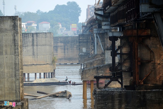 Hiểm nguy tiềm tàng không chỉ có nguy cơ xảy ra với những người lưu thông trên mặt cầu mà còn với những thuyền bè trôi dưới lòng sông Hồng. 