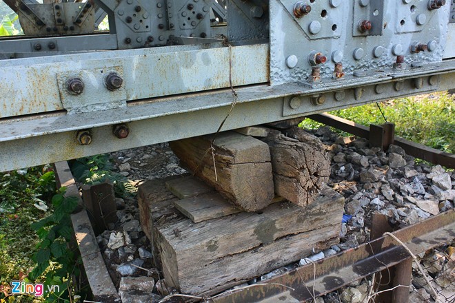Một trụ tạm của cầu thậm chí được làm từ rọ đá có khung thép, kê gỗ nhưng tồn tại nhiều năm nay.