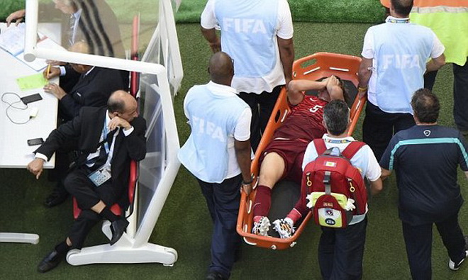 Bồ Đào Nha chịu tổn thất nhân sự với chấn thương khá nặng của hậu vệ trái Coentrao. Anh buộc phải rời sân bằng cáng.
