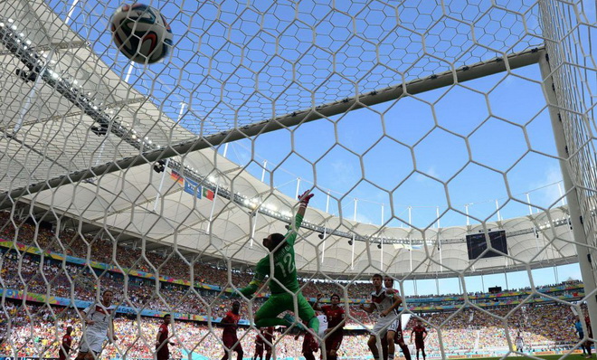 Mats Hummels đánh đầu tung lưới Bồ Đào Nha, nâng tỷ số lên 2-0.