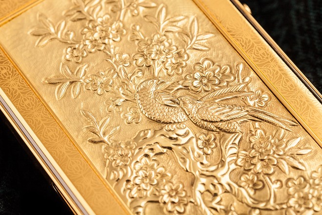Theo Golden Ace, mỗi bức tranh chạm vàng trên chiếc iPhone 5S là một tác phẩm nghệ thuật 