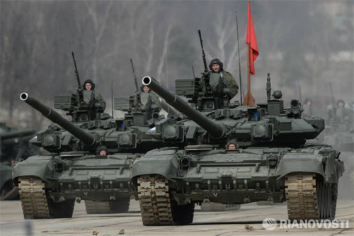 Trong ảnh là dàn xe tăng chiến đấu chủ lực T-90A tham gia luyện diễu binh. Đây cũng là loại xe tăng chiến đấu hiện đại nhất của Quân đội Nga hiện nay.