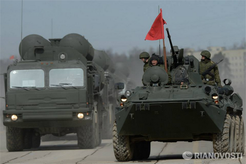 Xe bọc thép BTR-80 và các tổ hợp tên lửa phòng không tầm xa S-400 Triumf.