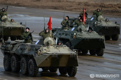 Đội hình xe bọc thép BTR-80 chạy qua lễ đài
