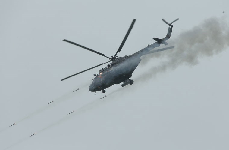 Trực thăng Mi-17 khai hỏa rocket.