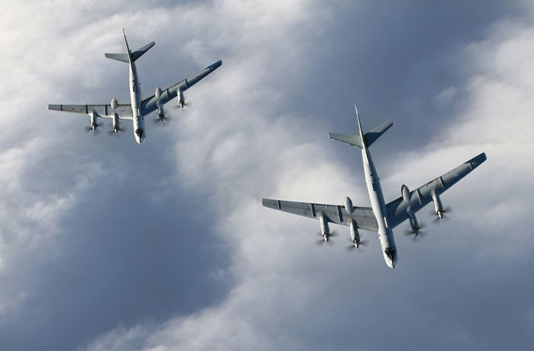 Biên đội Tu-95MS trên bầu trời.