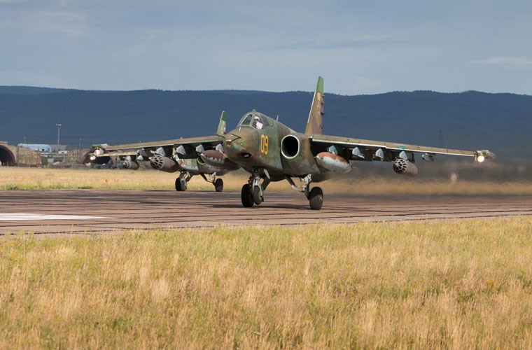 Cường kích Su-25 xuất kích.
