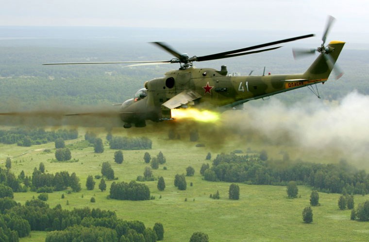 “Xe tăng bay” Mi-24 khai hỏa hàng loạt rocket.