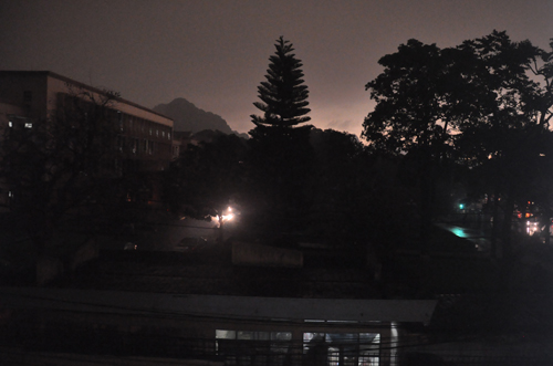 9h05 sáng nay, bầu trời ở Hòn Gai (Quảng Ninh) đang sáng rõ bỗng nhiên tối sầm.