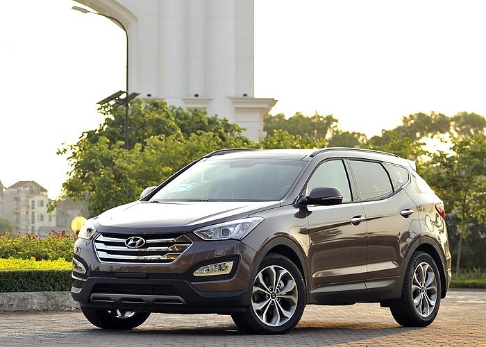 Với nhiều thay đổi về trang bị ở nội thất, Hyundai Santa Fe 2014 vừa đổ bộ về Việt Nam với giá bán từ 1,431 tỷ đồng.