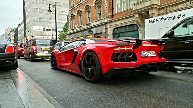 Lamborghini Aventador với gói độ Mansory trên đường phố London, Anh.