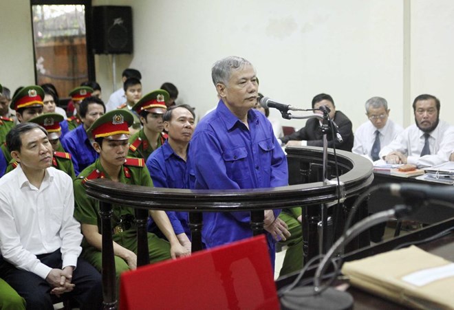 Bị cáo Trần Hữu Chiều, nguyên phó Tổng giám đốc Vinalines trả lời câu hỏi thẩm vấn của Hội đồng xét xử.