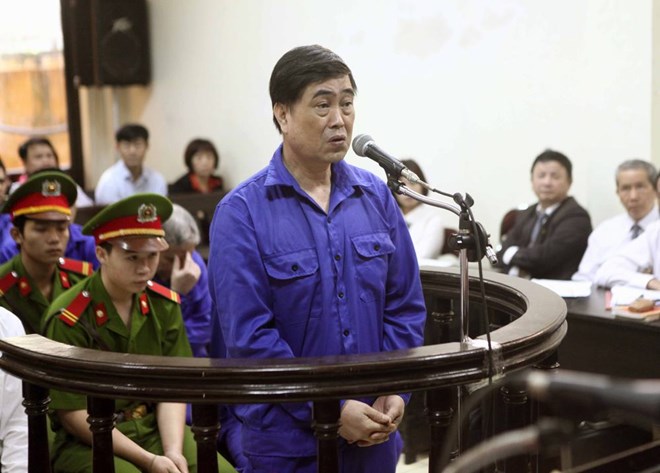 Bị cáo Trần Hải Sơn, nguyên Tổng giám đốc Công ty TNHH sửa chữa tàu biển Vinalines trả lời câu hỏi thẩm vấn của Hội đồng xét xử.