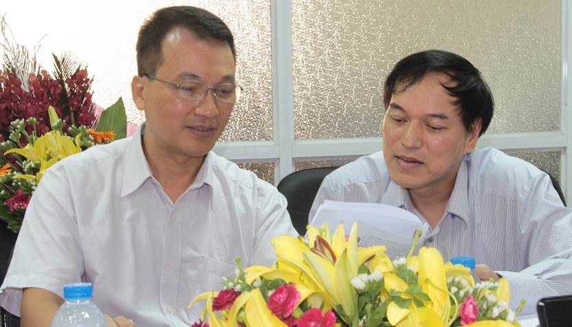 Ông Nguyễn Hùng Điệp (bên trái) và ông Trần Quốc Tuấn (bên phải) đang trao đổi nghiệp vụ liên quan đến các thắc mắc và câu hỏi của bạn đọc gửi về chương trình Giao lưu trực tuyến
