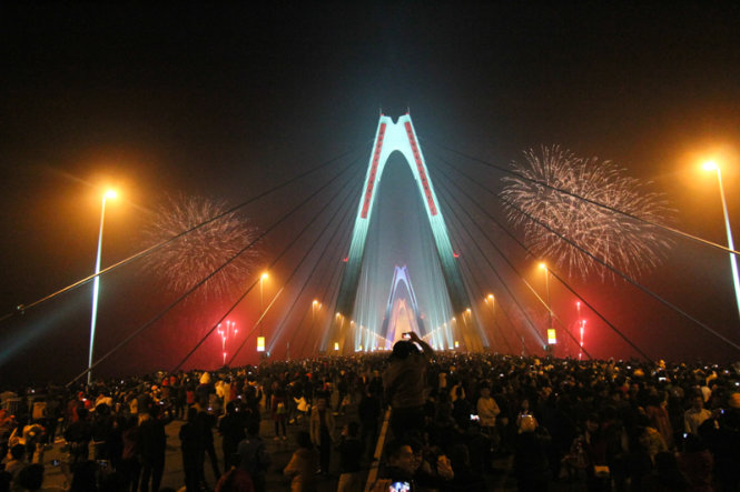 Đây là lần đầu tiên Hà Nội tổ chức bắn pháo hoa nghệ thuật chào năm mới tại khu vực cầu Nhật Tân. Ảnh: Tuổi trẻ
