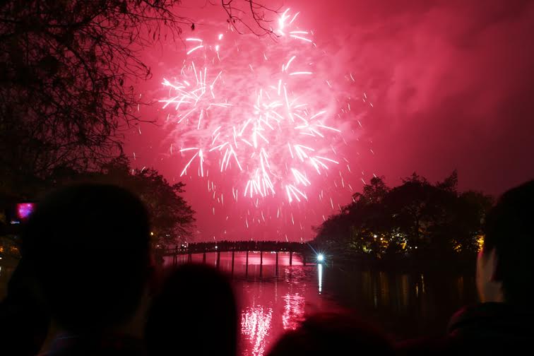 Màn pháo hoa tại Hồ Gươm (Hà Nội) cũng đầy hấp dẫn với người thưởng thức. Ảnh: Dân trí