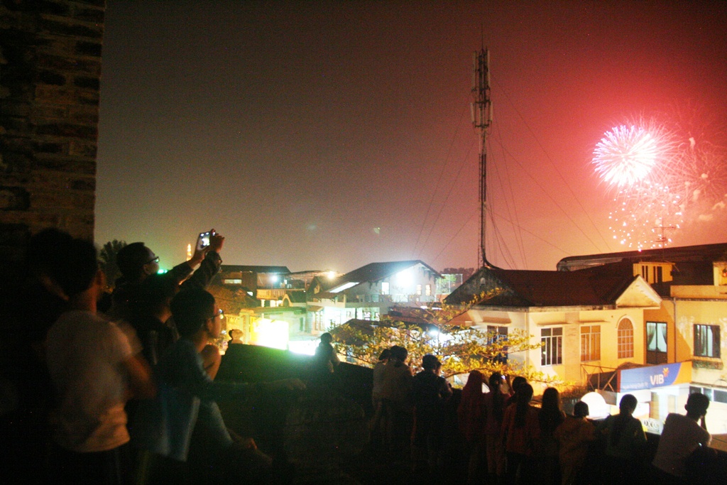 Nhiều người dân ở trong Kinh thành Huế xưa lên cửa Đông Ba ngắm pháo hoa đêm giao thừa 2015. Ảnh: Dân trí
