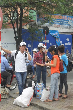 Những sĩ tử chân ướt chân ráo lên Hà Nội cần rất nhiều sự trợ giúp của sinh viên tình nguyện