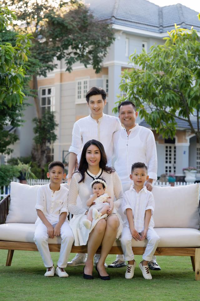 Ông xã Hà Kiều Anh, doanh nhân Huỳnh Trung Nam hạnh phúc khi có 4 người con, 3 trai, 1 gái.