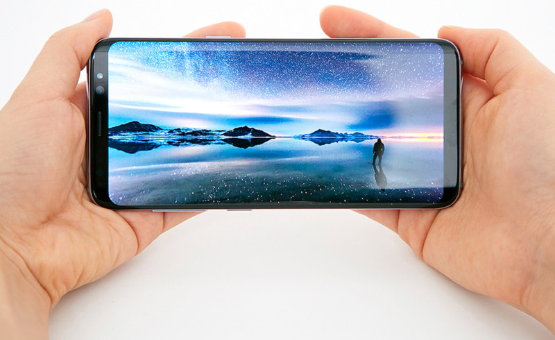 Máy có màn hình vô cực hiển thị 5,8 inch, 2.960 x 1.440 AMOLED với 570 điểm ảnh trên mỗi inch và tỷ lệ co là 18.5: 9, làm cho nó lý tưởng để xem các chương trình truyền hình và phim ảnh Máy có màn hình vô cực hiển thị 5,8 inch, 2.960 x 1.440 AMOLED với 570 điểm ảnh trên mỗi inch và tỷ lệ co là 18.5: 9, làm cho nó lý tưởng để xem các chương trình truyền hình và phim ảnh