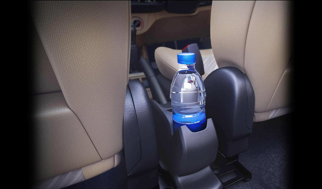 Uống nước trong chai nhựa để lâu trong ô tô ngày nóng, cần thận trọng vì lý do này - ảnh 1