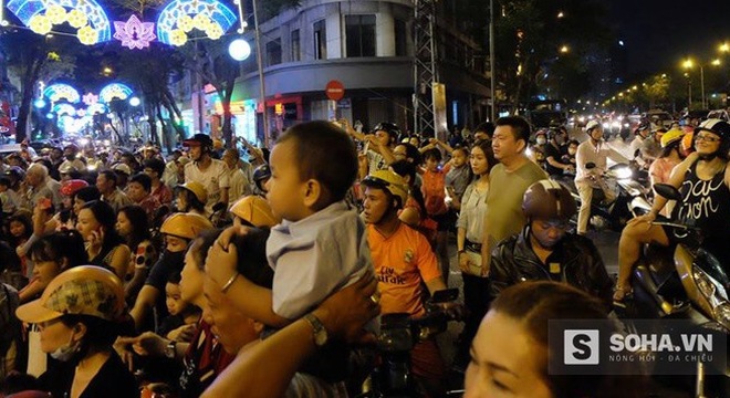 Ngay từ khoảng 19h, nhiều người dân trong cả nước đã bắt đầu ra phố dạo chơi chờ đến giờ khắc giao thừa. 