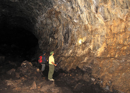 Nhiều cửa hang rộng hàng trăm mét, sâu vào lòng đất hàng nghìn mét, có những cấu trúc có giá trị về mặt khoa học. 