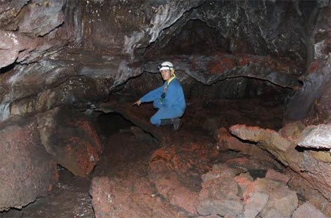 Trong hang động có nhiều cấu tạo đặc trưng cho quá trình phun trào như các ngấn dung nham, dòng chảy dung nham, hốc sụt; cùng các di tích thực vật và quá trình đông cứng dung nham bazan xảy ra cách đây hàng triệu năm.