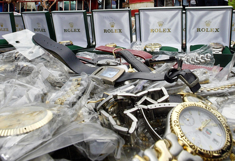 Đồng hồ Rolex là biểu tượng cho sự thành đạt và lối sống vương giả. Vì vậy mà chúng trở thành một trong những sản phẩm thời trang bị làm nhái nhiều nhất hiện nay. Những chiếc đồng hồ của Rolex được biết đến với mặt đá sapphire, thiết kế sang trọng và siêu bền. Đó là lý do mà Rolex trở  thành thương hiệu bị làm giá nhiều nhất, đặc biệt tại thị trường châu Á.