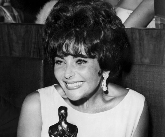 Elizabeth Taylor đã khẳng định được danh tiếng của mình và trở thành biểu tượng thời trang tại lễ trao giải Oscar năm 1961, khi cô diện bộ đầm không tay được thiết kế tinh tế và điểm nhấn là một bông hoa bằng ren thắt eo.