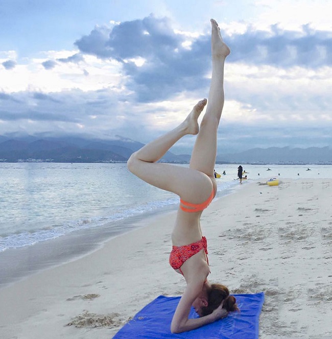 Hồ Ngọc Hà nổi tiếng là người chăm chỉ tập luyện yoga để giữ gìn dáng vóc. Cô có khả năng thực hiện nhiều động tác khó như trồng chuối mà không cần điểm tựa.