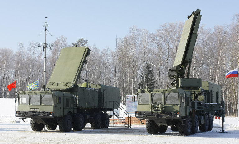 Thông thường, một tiểu đoàn S-400 thường biên chế: Xe radar trinh sát, xe đài điều khiển hỏa lực và 8-12 xe mang bệ phóng tên lửa.