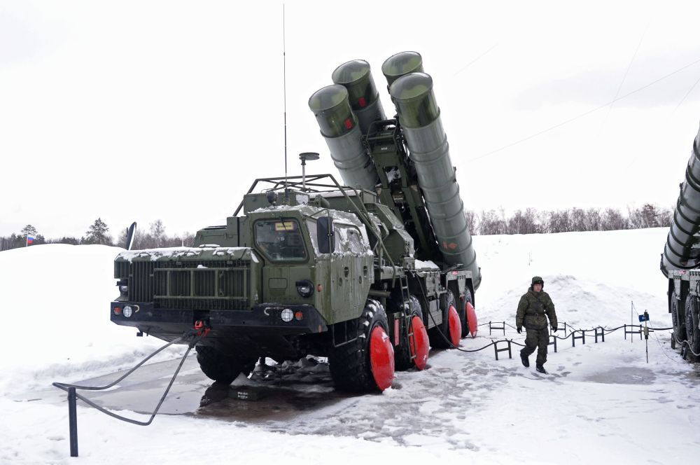 Quân đội Nga được trang bị hệ thống S-400 vào 28/4/2007. S-400 sẽ trở thành vũ khí chủ lực của hệ thống phòng không Nga vào năm 2020.